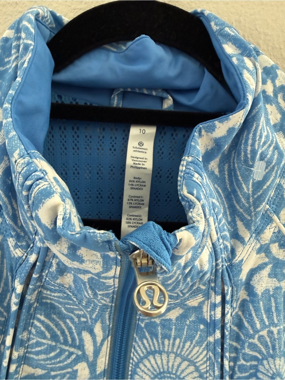 Lululemon Travel to Track Blue Floral Print Women's Jacket size 10 - Picture 9 of 13